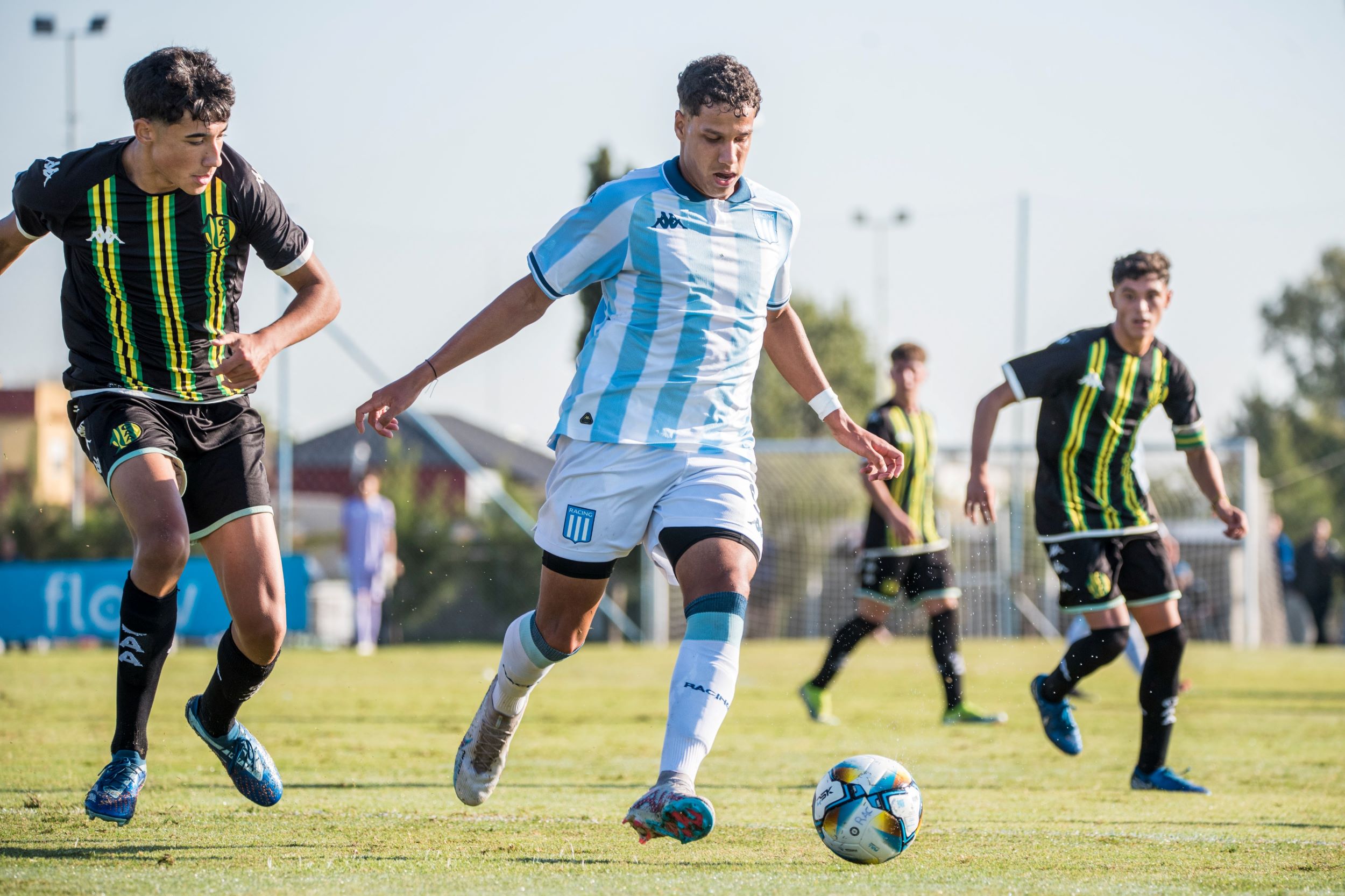 Cuarta y sexta festejaron en su visita a Racing