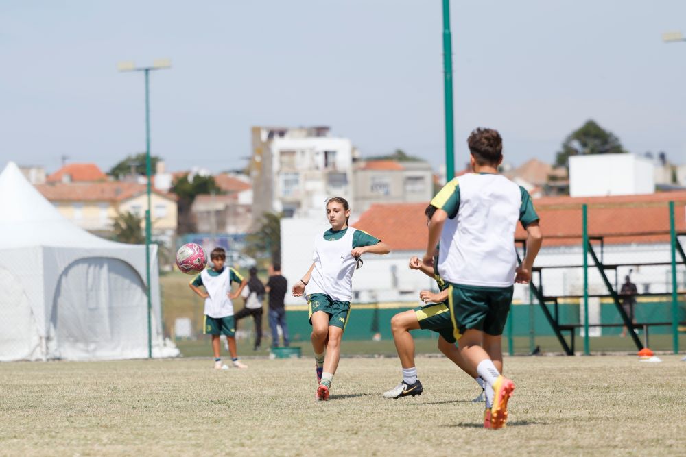Un centenenar de chicos y chicas disfrutan y suman técnica en el Aldosivi Camp